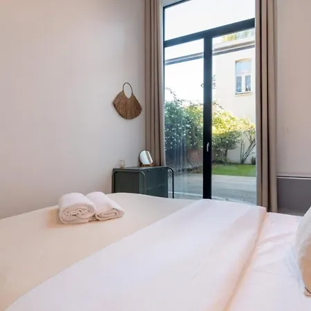 Apartment Centre - Beautiful With Garden ! *