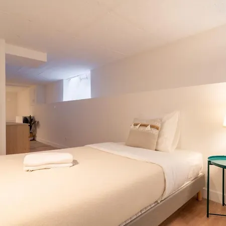 Apartment Centre - Beautiful With Garden ! *