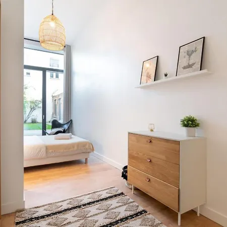 Apartment Centre - Beautiful With Garden !